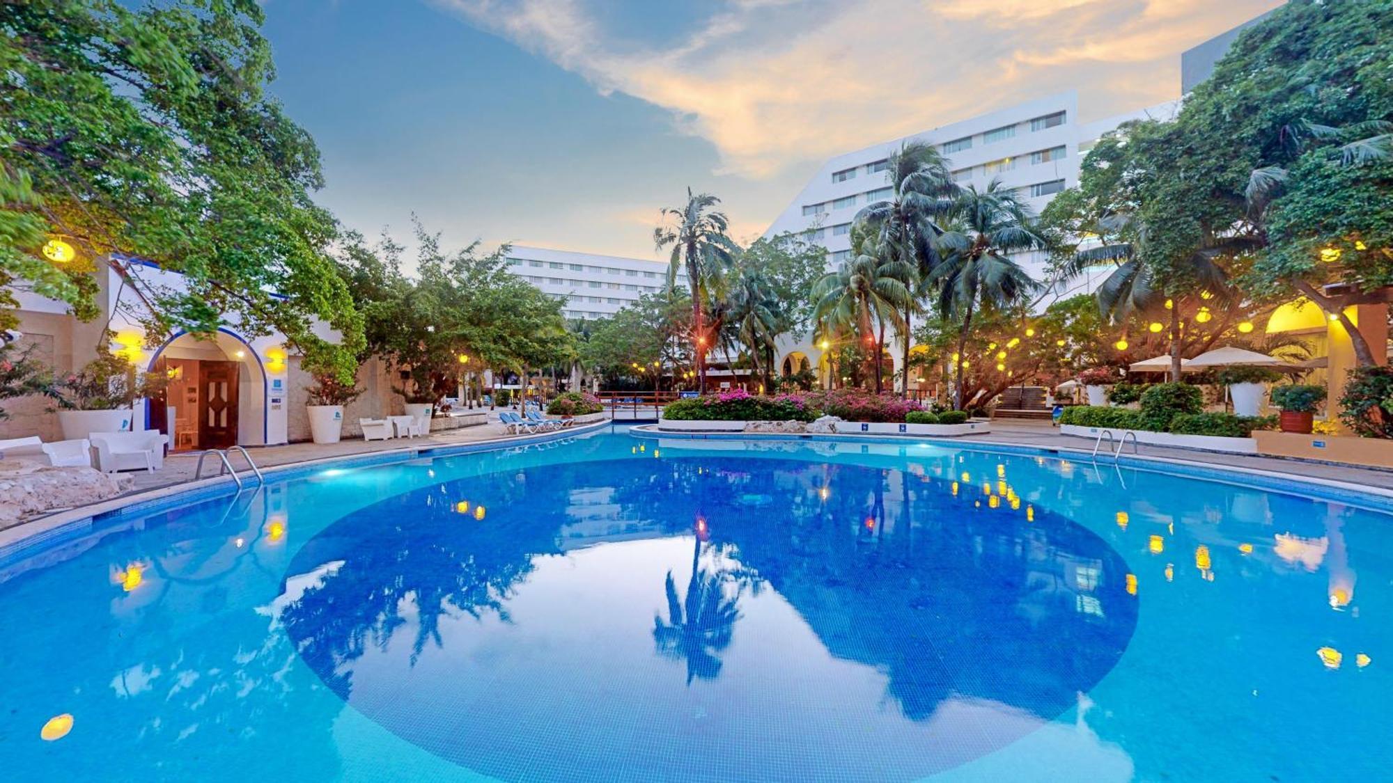 Grand Oasis Palm Hotel Cancún Exterior foto The pool at the hotel