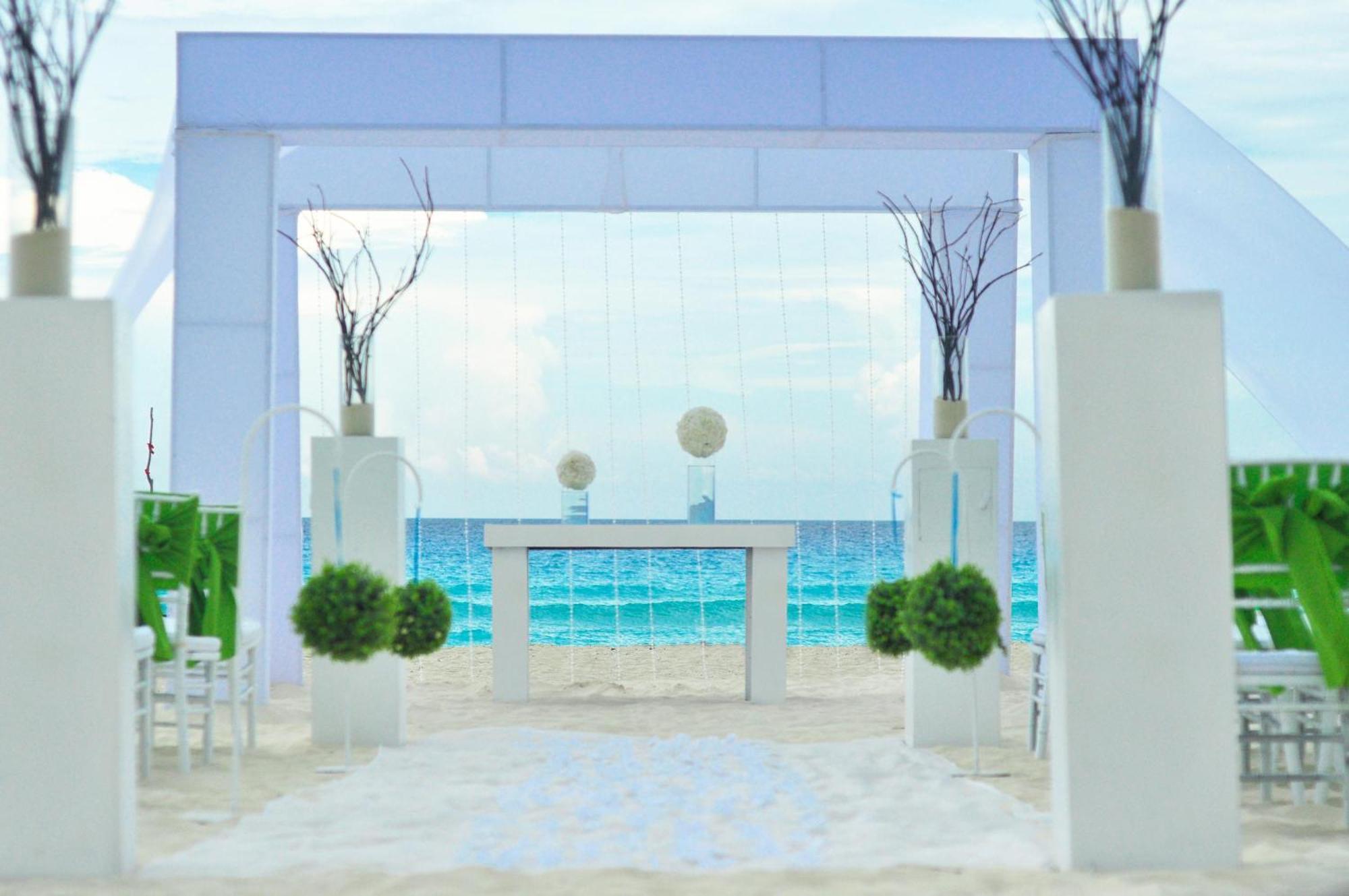 Grand Oasis Palm Hotel Cancún Exterior foto The beach at the resort