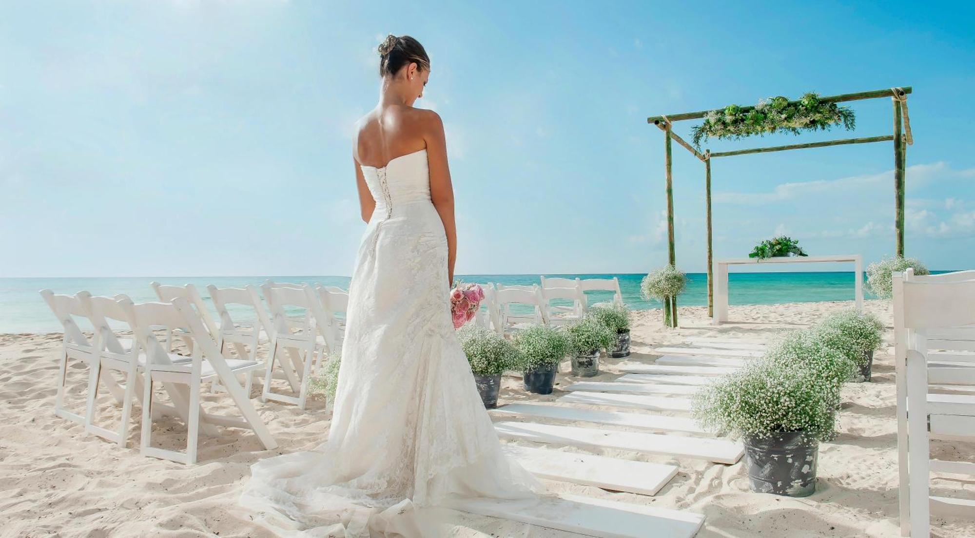 Grand Oasis Palm Hotel Cancún Exterior foto A bride in a wedding dress