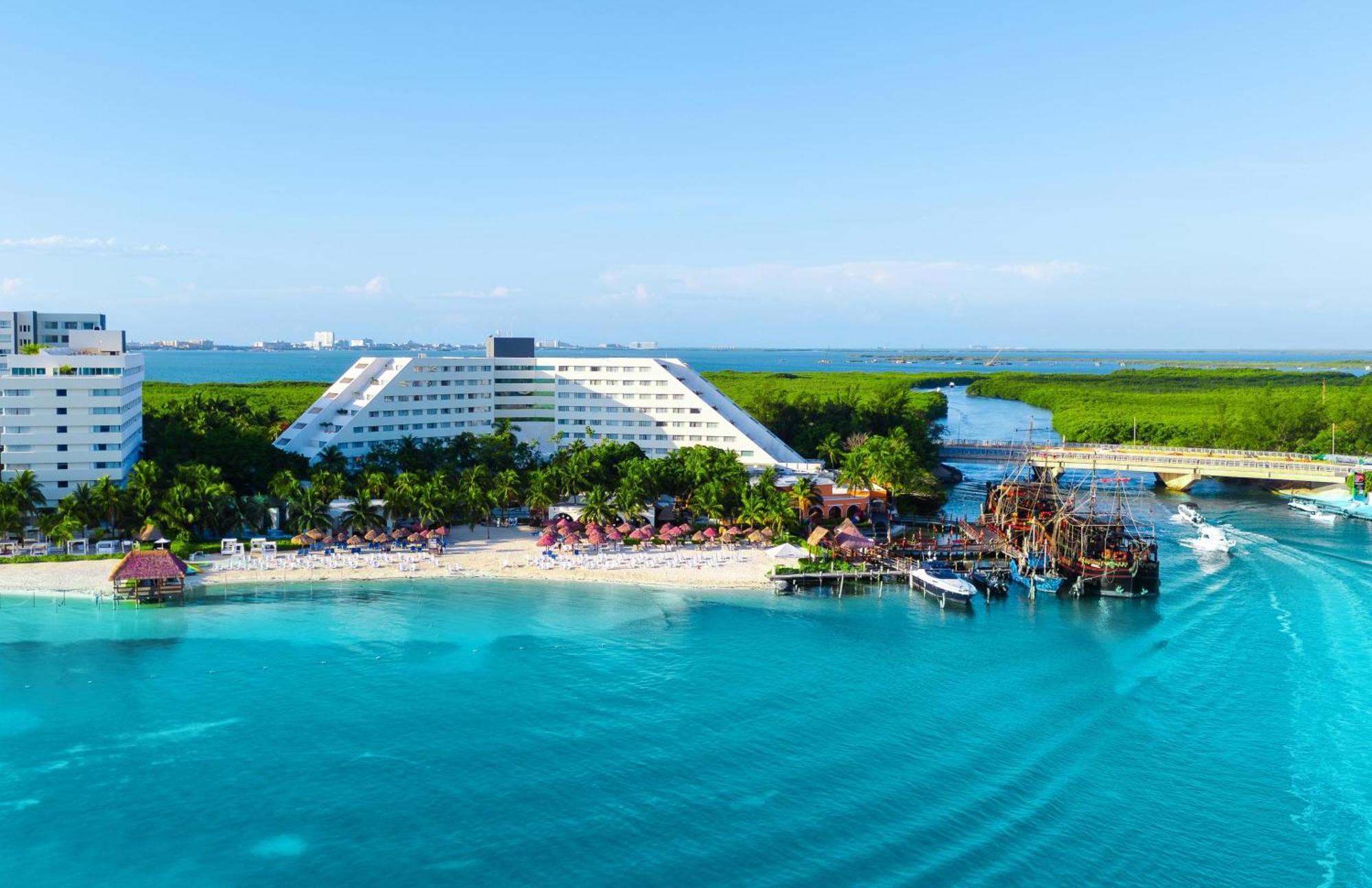 Grand Oasis Palm Hotel Cancún Exterior foto Aerial view of the resort